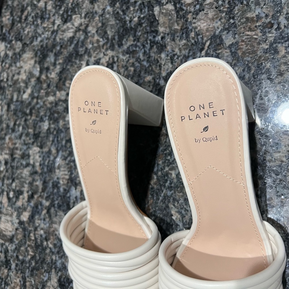 NEW!Your to -go- to slip on small Sandals  and super comfortable - Picture 9 of 9